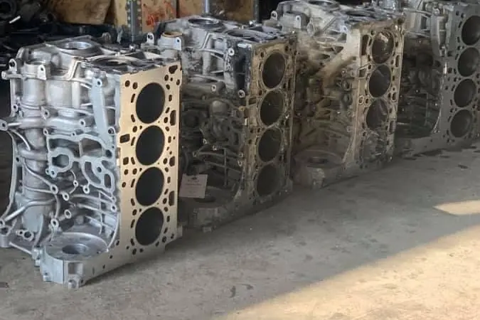 Yıkanmış dört silindirli binek motor blokları