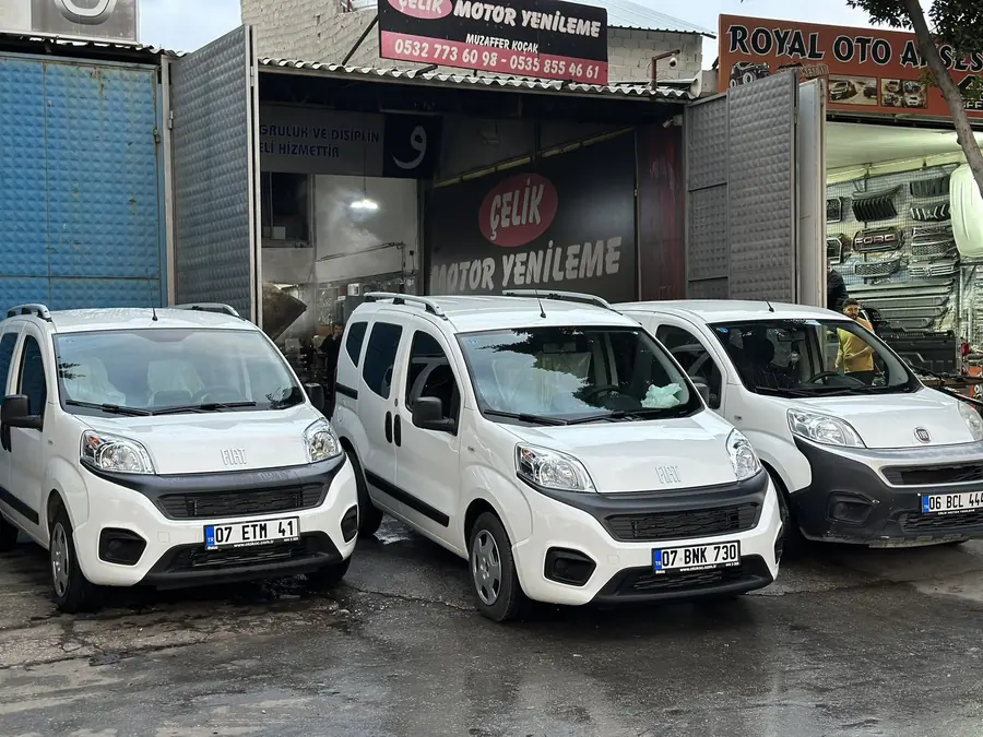 Logolu servis araçları atölye önünde